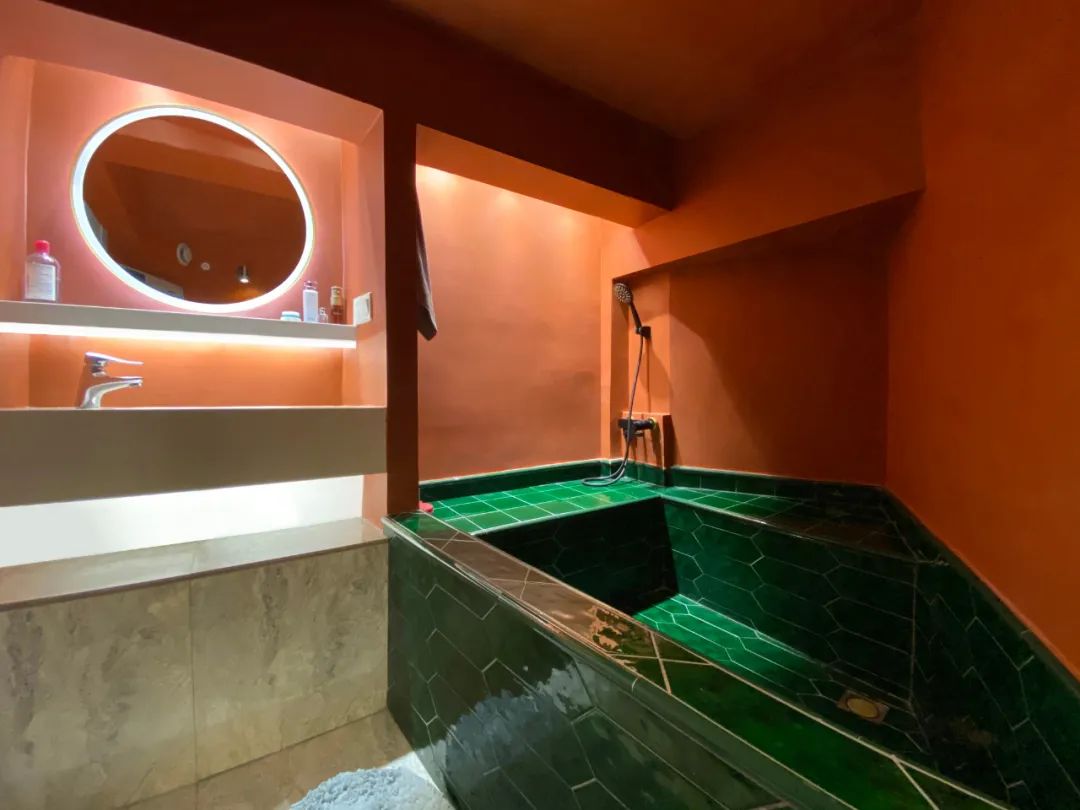 80㎡三口之家，餐厅里种树、可移动儿童房、大浴缸，日子又慢又美