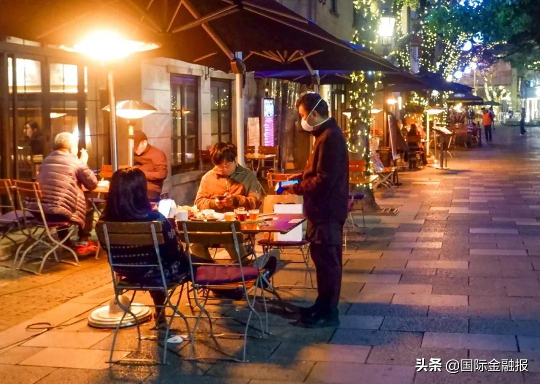 记者观察｜上海餐饮业陆续恢复堂食：神器“隔桌牌”上线，网红店开始等位……
