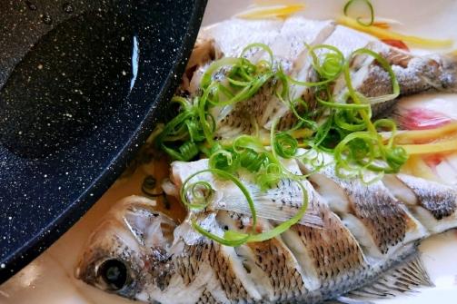 清蒸鱼最后放盐和料酒腌制,清蒸鱼千万别先放盐和料酒教你