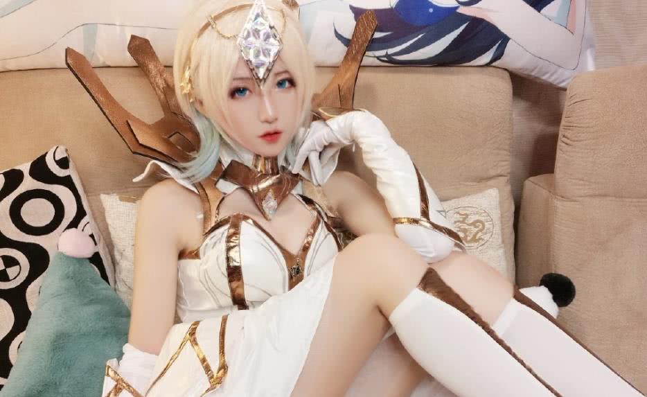 腐团儿和南波儿,南波儿和腐团儿为edg加油