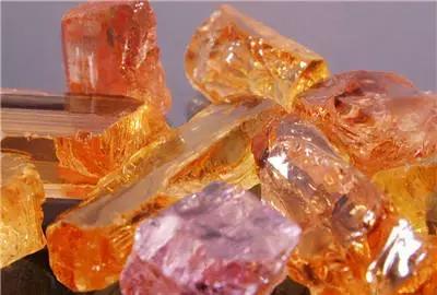 白玉石原石图片欣赏,难得的宝玉石图谱大全