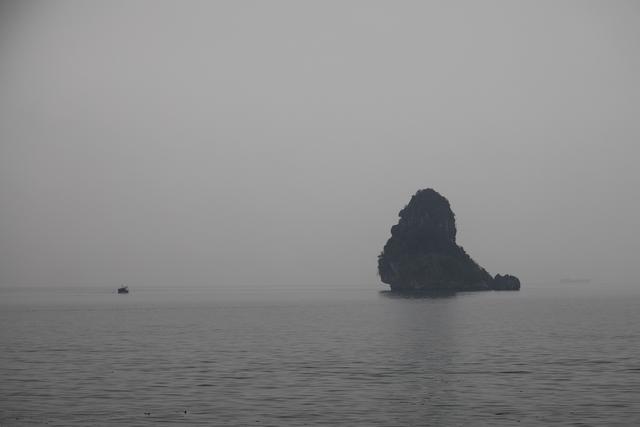 这里虽然风景如画人们生活的却很凄惨没日没夜的追着大船讨生活