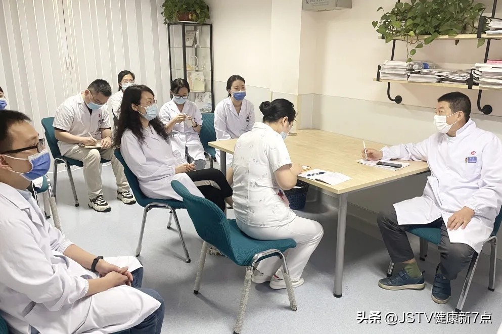 80岁老人得乳癌能怎样治疗,乳癌恶性5类可以治愈吗