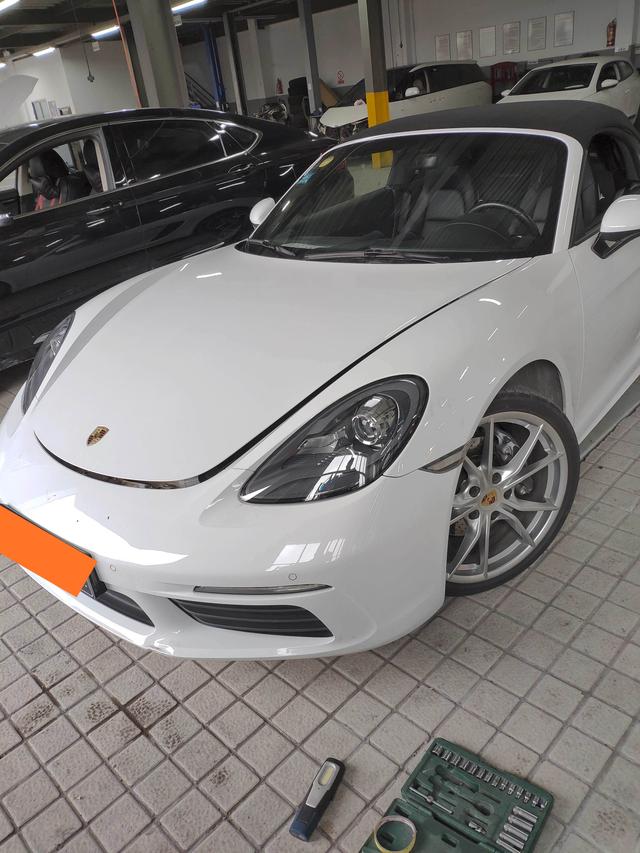 拆掉保险杠做油漆才能做得更完美，这辆保时捷博克斯特就是例子