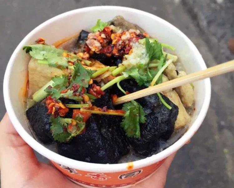 大叔卖葱油饼赚钱,摆摊卖臭豆腐一个月能赚多少钱