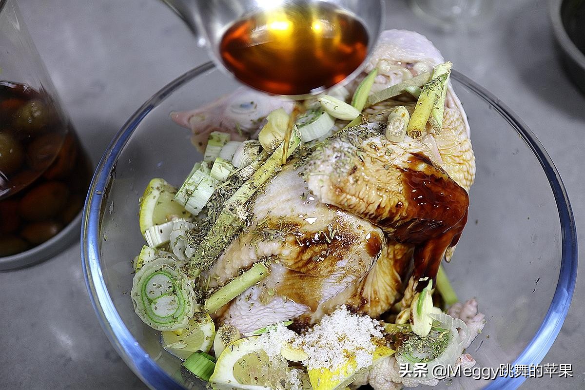 圣诞烤鸡好吃到连骨头都不会放过,圣诞烤鸡最正宗的做法