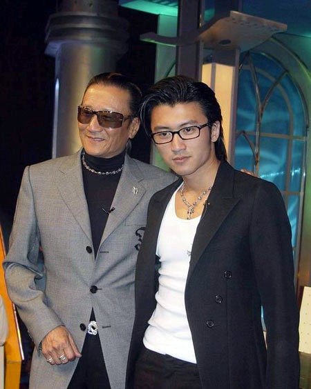 周润发谭咏麟爬山视频,周润发带群星爬山视频