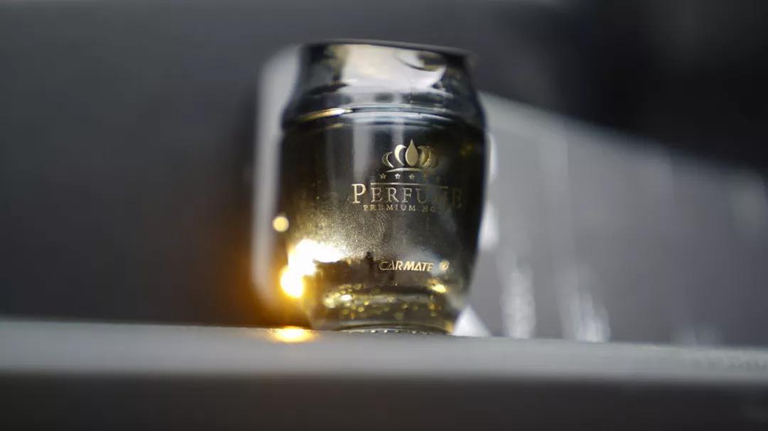 把熔岩石装进车里，散发出迷人的香气，天然健康，营造愉悦的氛围