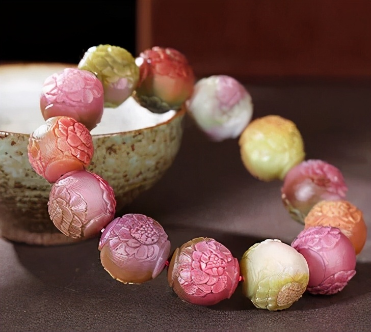 玛瑙五颜六色的珠子,糖果色玛瑙与盐源玛瑙的区别