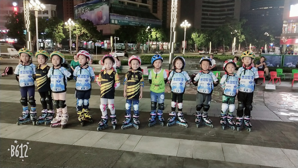闪电轮滑免费体验轮滑课60分钟,米高轮滑运动教育中心优惠