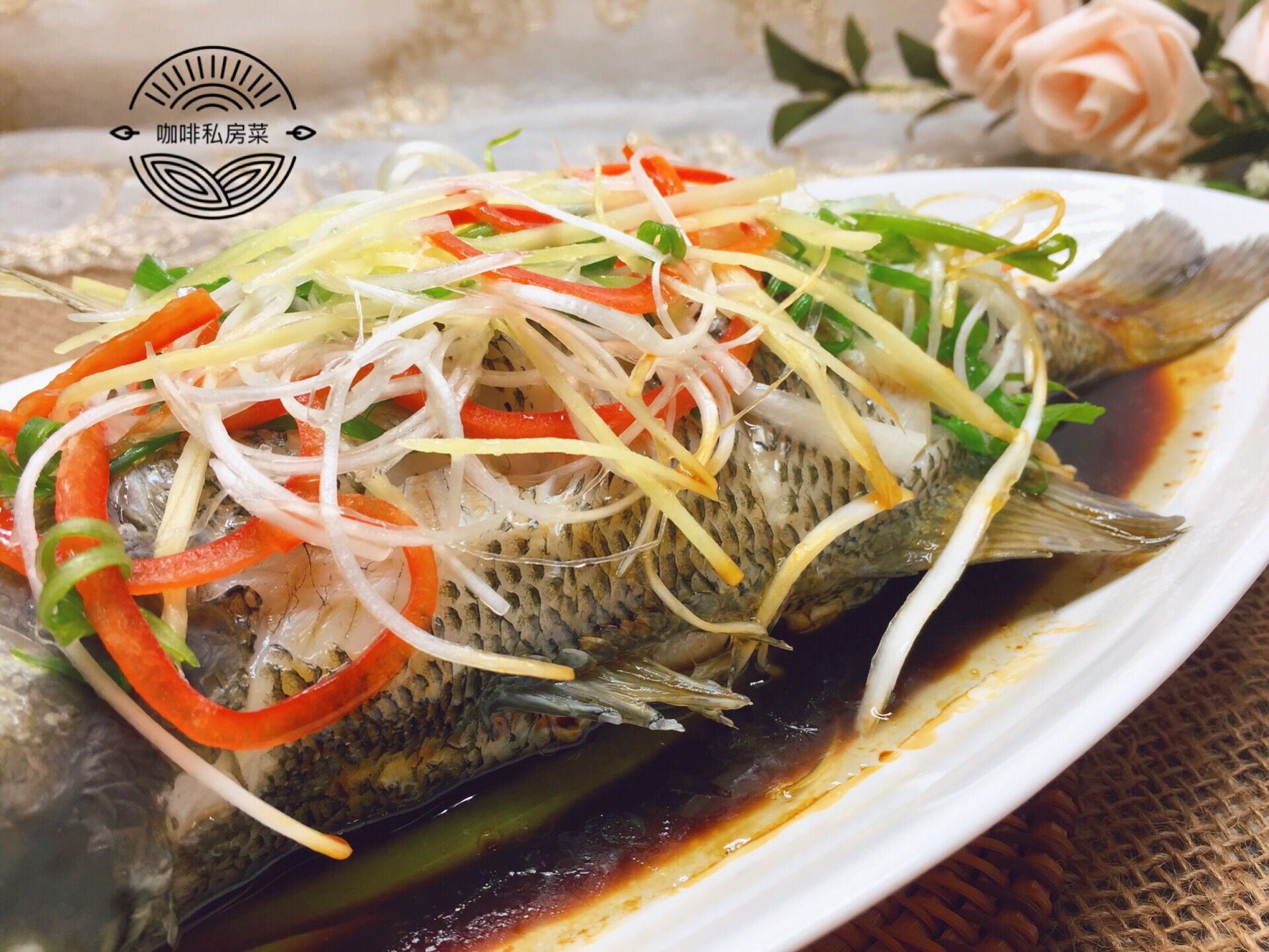 清蒸鱼是先浇热油还是先倒鱼豉油,清蒸鱼先放蒸鱼豉油还是先浇热油