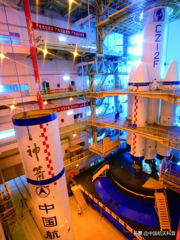 火箭是怎么站在发射台上的,火箭发射的高度