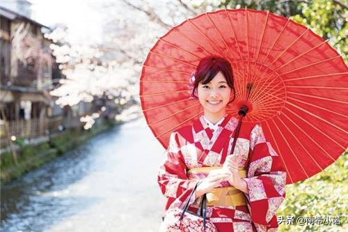 日本语言学校一年多少钱费用,在日本打工一月生活费大约多少