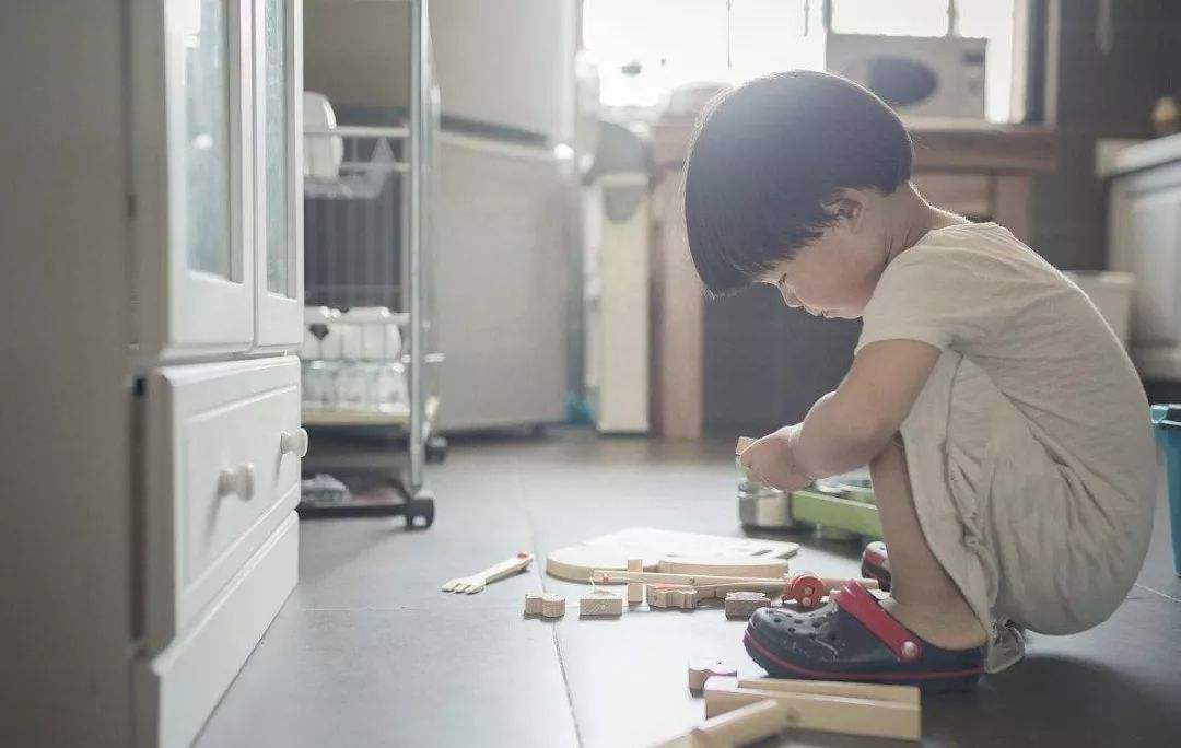 儿子要买玩具爸爸在地上打滚视频,儿子要买玩具爸爸躺地上视频