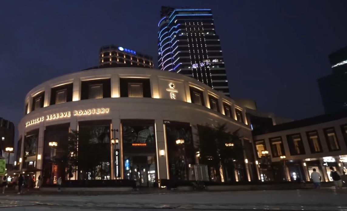 因吐槽星巴克难喝,王师傅老婆被人身攻击,网友:美国的厕所罢了