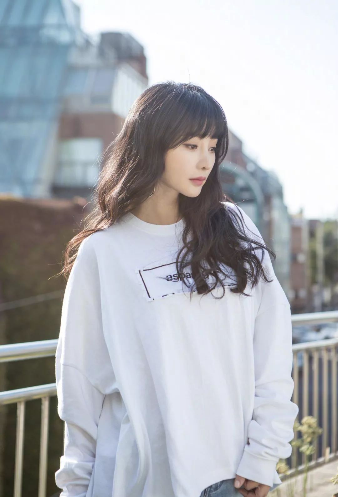 一个低胸性感女王,私底下想活得更严肃和朴素