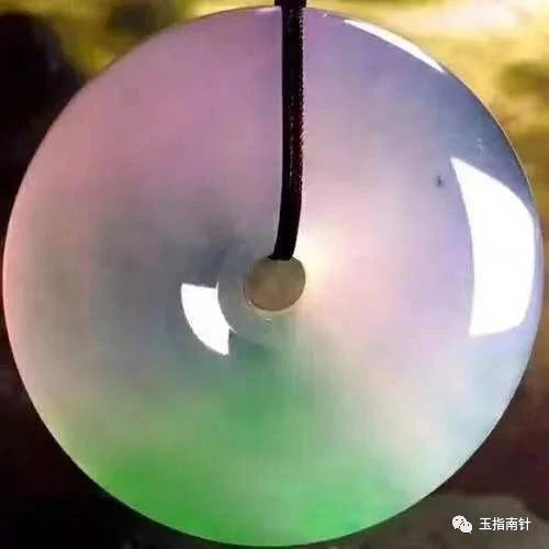 听说翡翠越绿越显白真的是这样吗,听说翡翠三彩很罕见价值如何