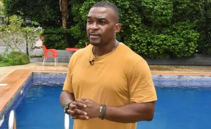 一名34岁男子跳水救人牺牲,游泳馆众人抢救溺水青年