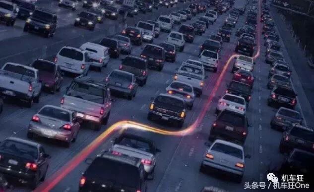 摩托车到底该不该钻缝,摩托车遇到钻缝怎么处理