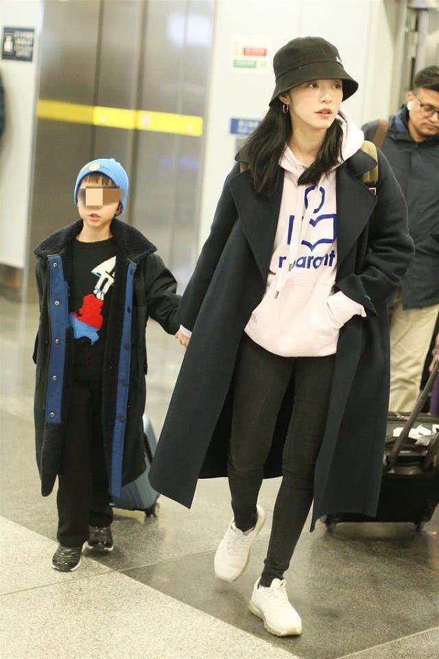 姚晨跟儿子在机场，小土豆呆萌的表情变潮男，这小嘴巴跟妈太像了