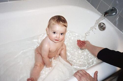 小孩身上起湿疹能用艾叶水洗么,孩子脸上起湿疹可以沾水吗