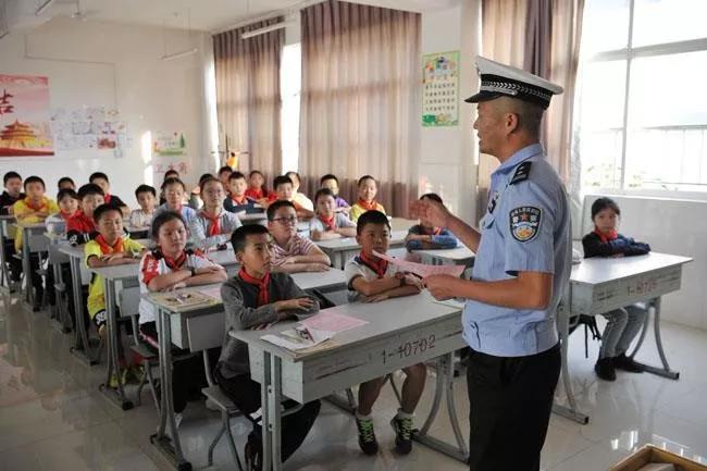 冬季事故预防‖交通安全进校园校警合力保平安