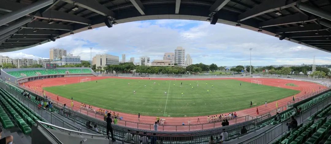 在万人球场踢球是什么感觉,在体育场上比赛的感受