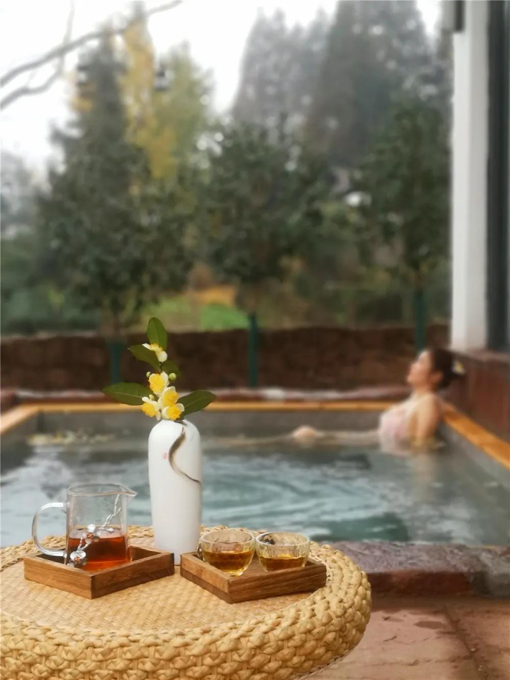 天冷温泉安排图片,温泉天冷要加衣服