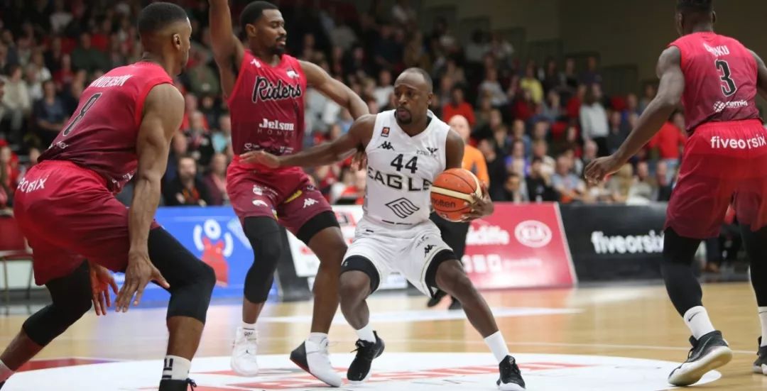 篮球为什么一直不如足球火爆,足球和篮球哪个能发展起来