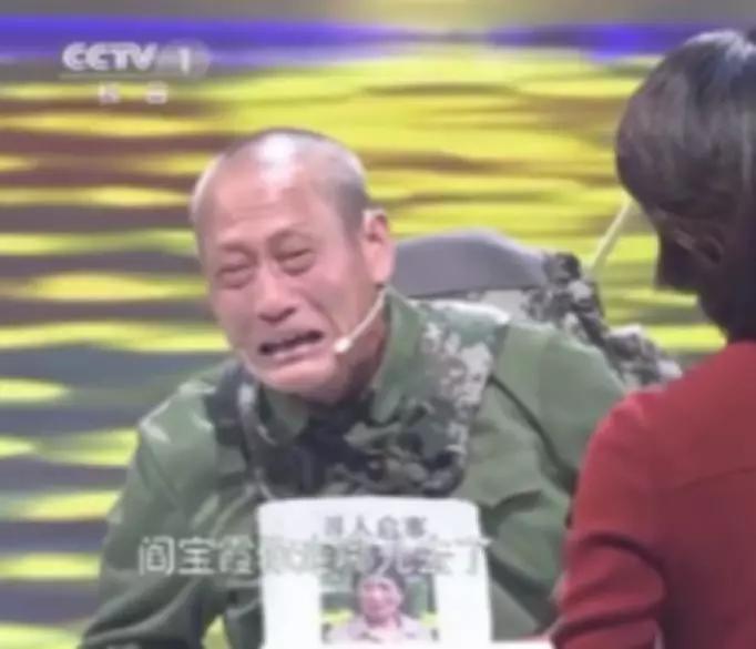 上海一男子持刀砍人，民警开枪击伤并送医