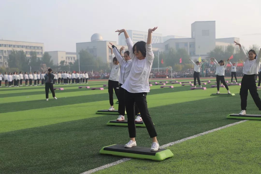 聊城一中运动会5000米,聊城一中运动会闭幕式班旗飞舞
