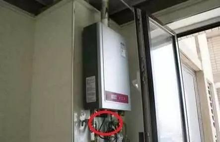 热水器下面一个管漏了怎么更换,热水器下边的管子断了