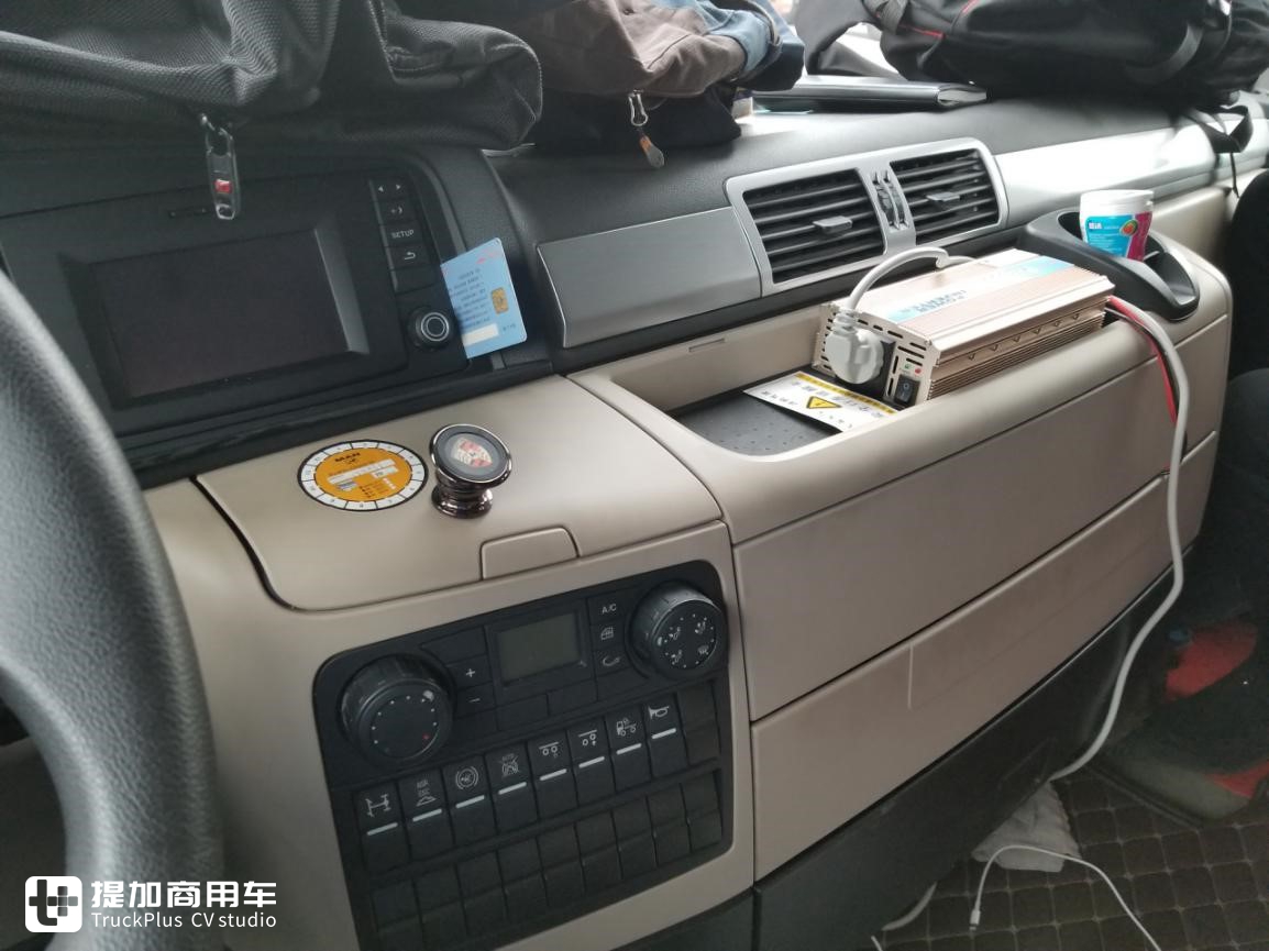 遇到一辆贴满“拜仁慕尼黑”球队元素的卡车，仔细一看竟大有来头