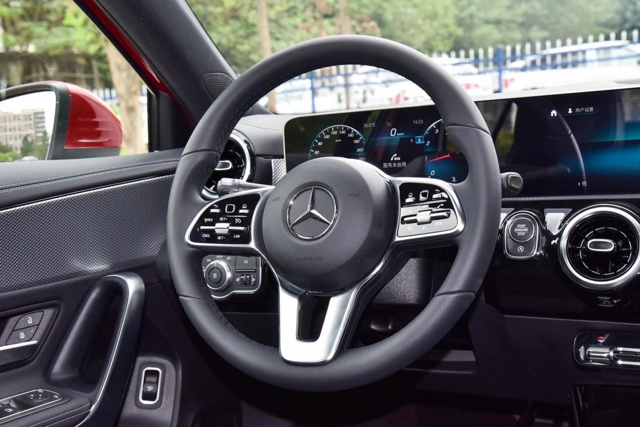 奔驰a级车评,奔驰a级空间大小测试