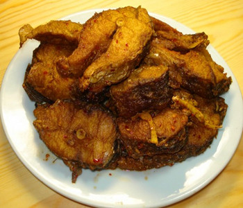 炸草鱼块的做法怎么才酥脆,炸草鱼块的做法视频教程