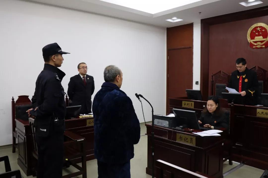 退休前他想“补贴”自己:倒卖储值卡、私藏金银纪念币