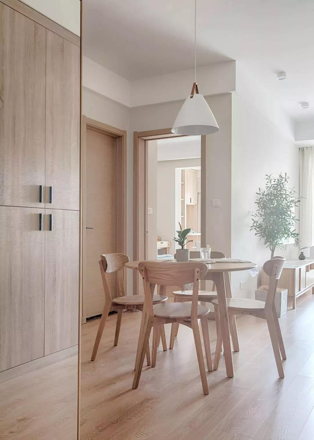 卧室护墙板背景墙北欧风,奶油风护墙板卧室装修效果图片