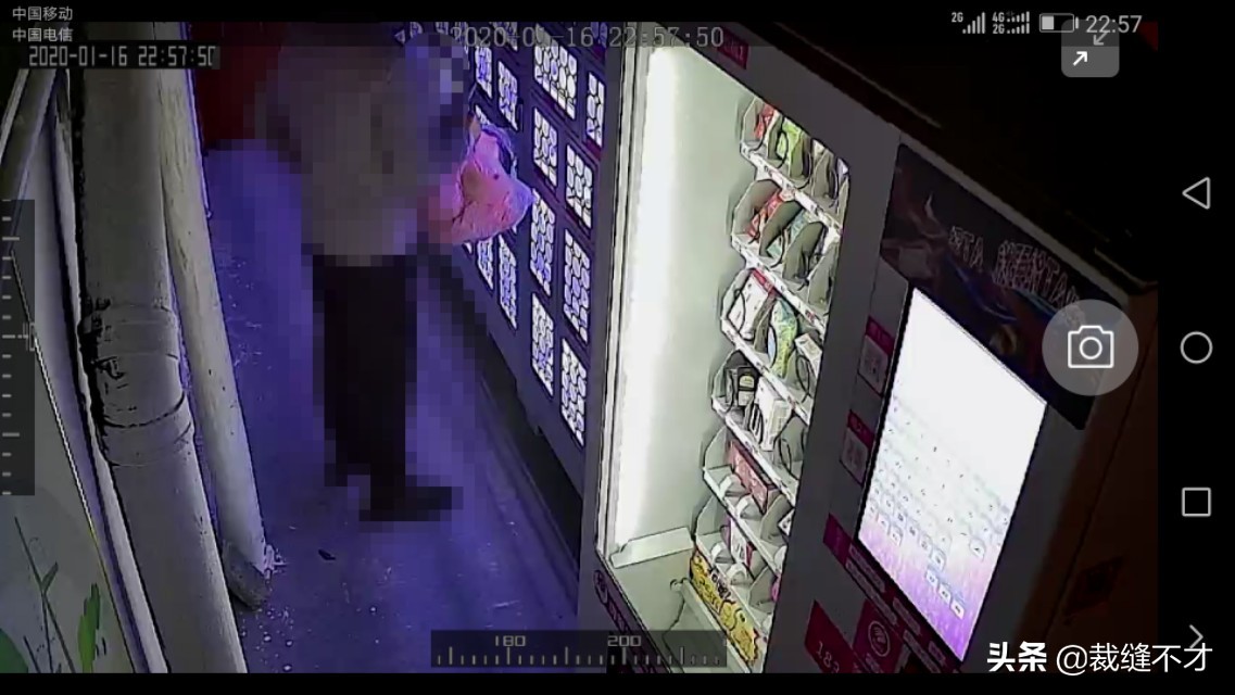 在无人售货店给别人介绍产品,无人售货店给人介绍产品