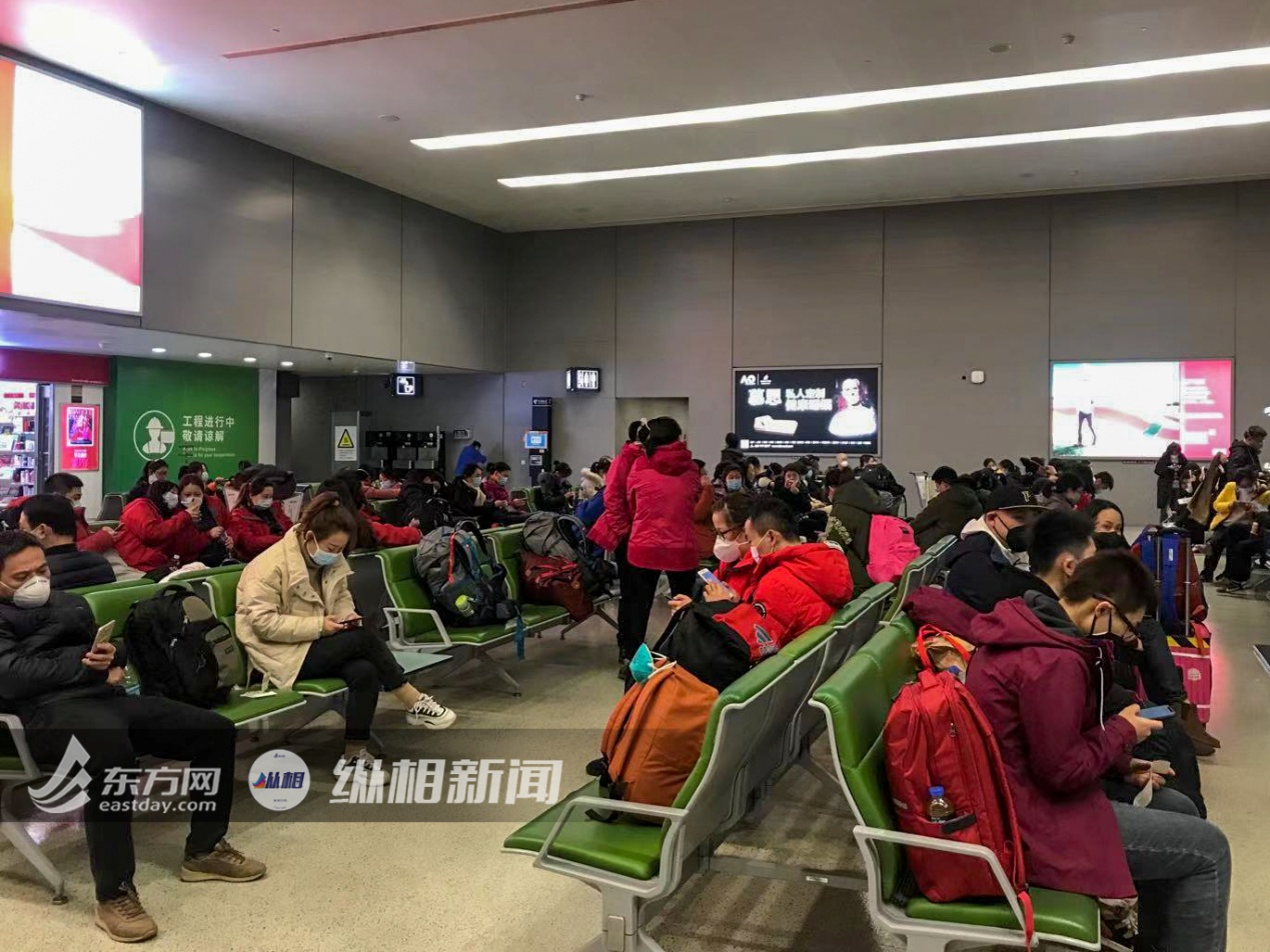 爱意爆棚!上海第二批援鄂医疗队行李超重,东航紧急换机