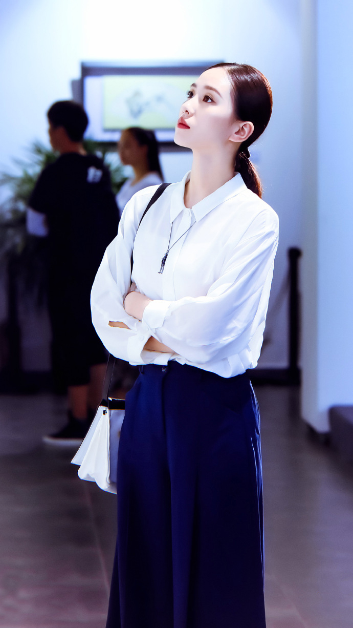 刘诗诗产后复出粉色礼服,刘诗诗亮相身形消瘦