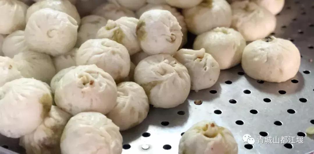“老板儿,来十个包子,肉的哈~”都江堰人的早晨从这口油滋滋开始,这8家包子店,你最钟意哪家?