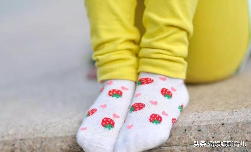 小孩子总是脱袜子是怎么回事,宝宝经常脱袜子怎么办