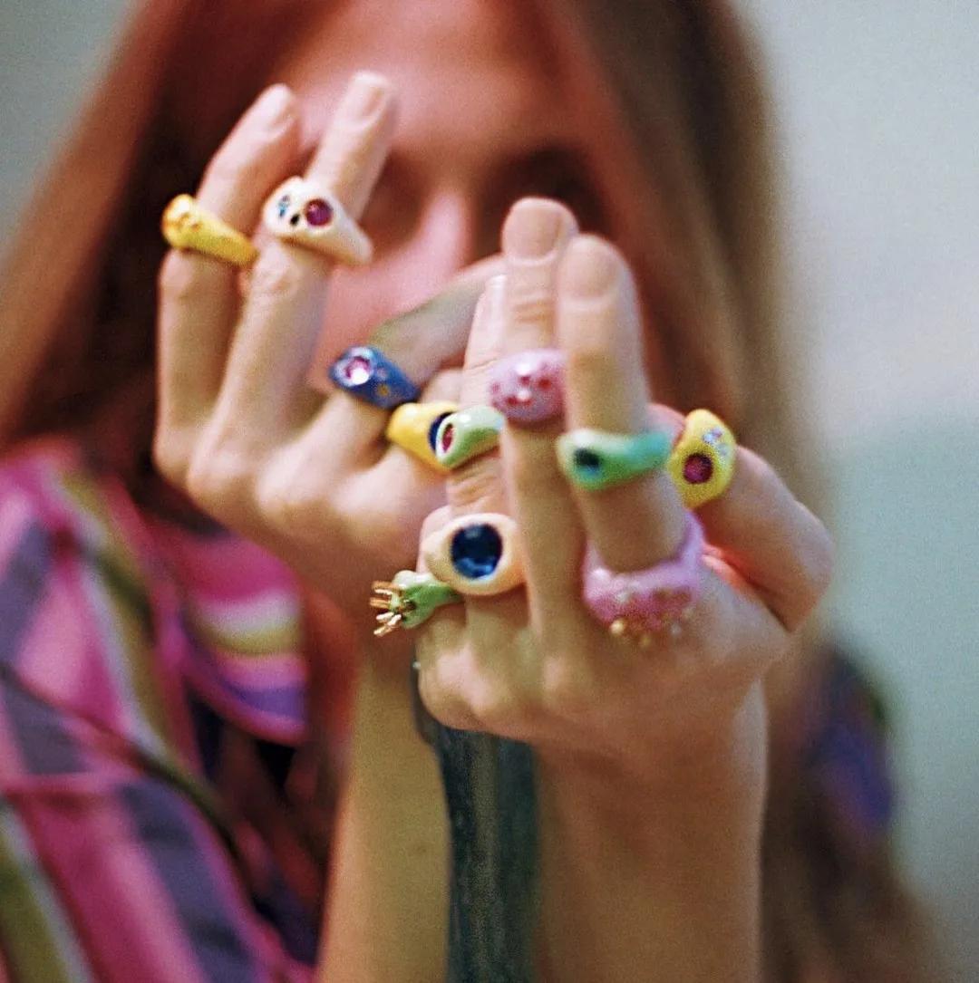 今年夏天，时尚圈流行戴假货