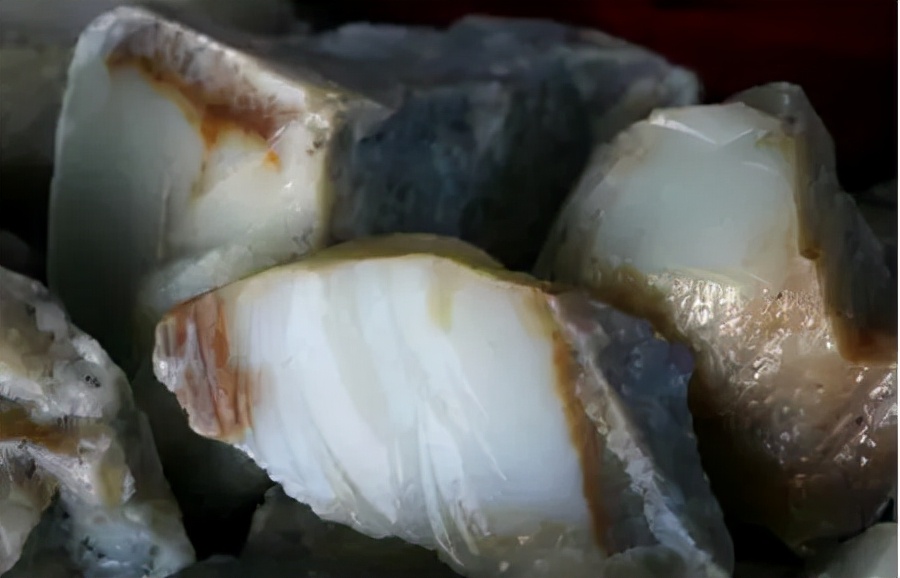 新疆且末籽料和且末山料的区别,和田玉山流水与山料籽料哪种好