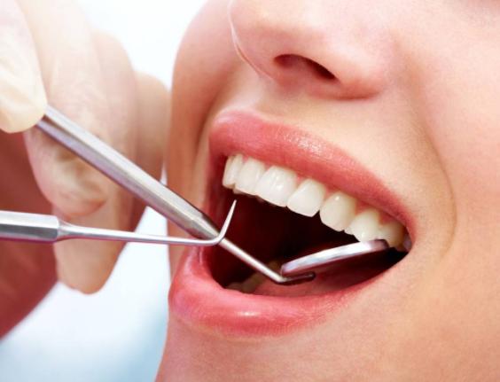 牙龈痛牙科怎么治疗,牙龈肿痛牙医擦的是什么药水