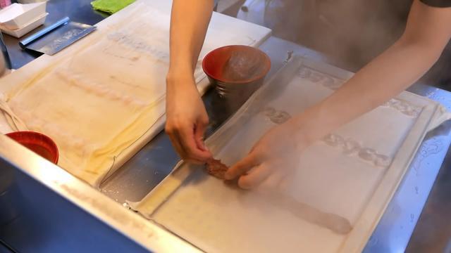 28岁小伙开店卖肠粉,摆摊卖肠粉一天300个月赚多少钱