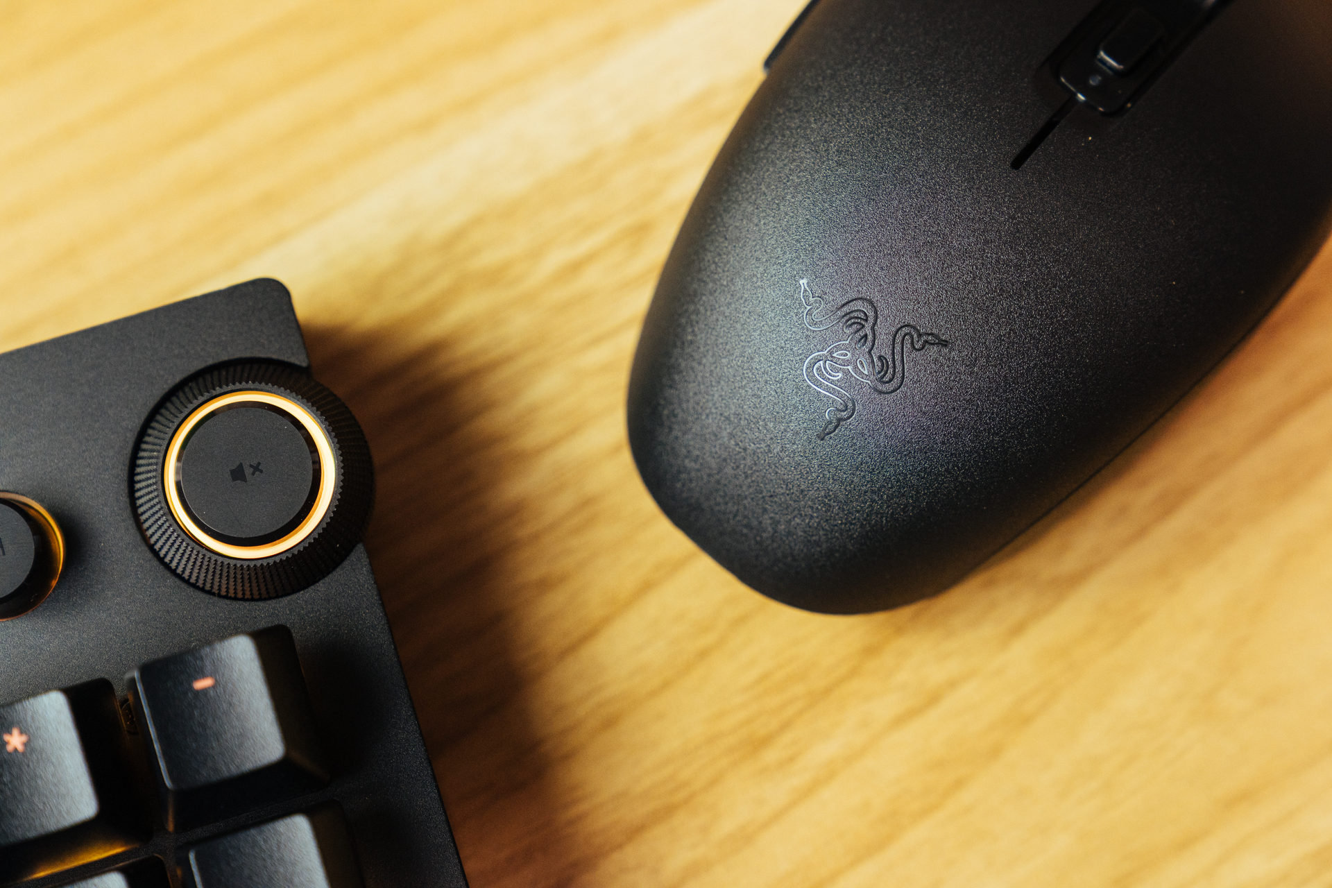 razer雷蛇毒蝰终极版轻量无线鼠标,razer八岐大蛇v2无线鼠标评测