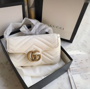 男人女人你们应该如何看待这些包，难道是贫穷限制了我的想象吗？