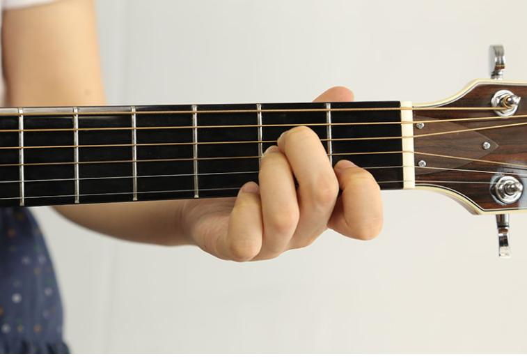 吉他入门零基础弹奏教程,吉他新手入门教程零基础如何弹奏