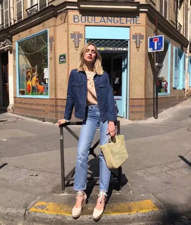 牛仔外套穿宽松好看还是修身好看,牛仔外套基本上搭什么裤子最好看